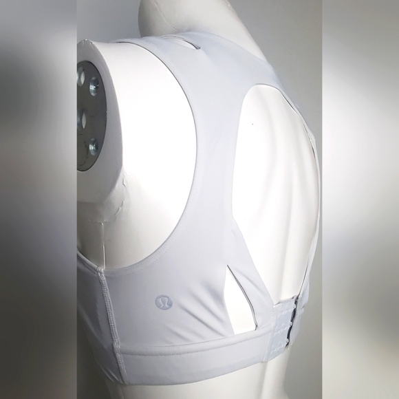 Lululemon Size 8 B/C -Sports Bra in Ocean Air Color (Light Gray) - Picture 3 of 12